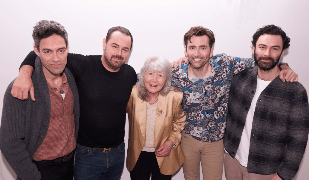 「ライバル」ショーがジリークーパーの「ラトシャークロニクル」タイムラインとブックオーダーに適合する場所